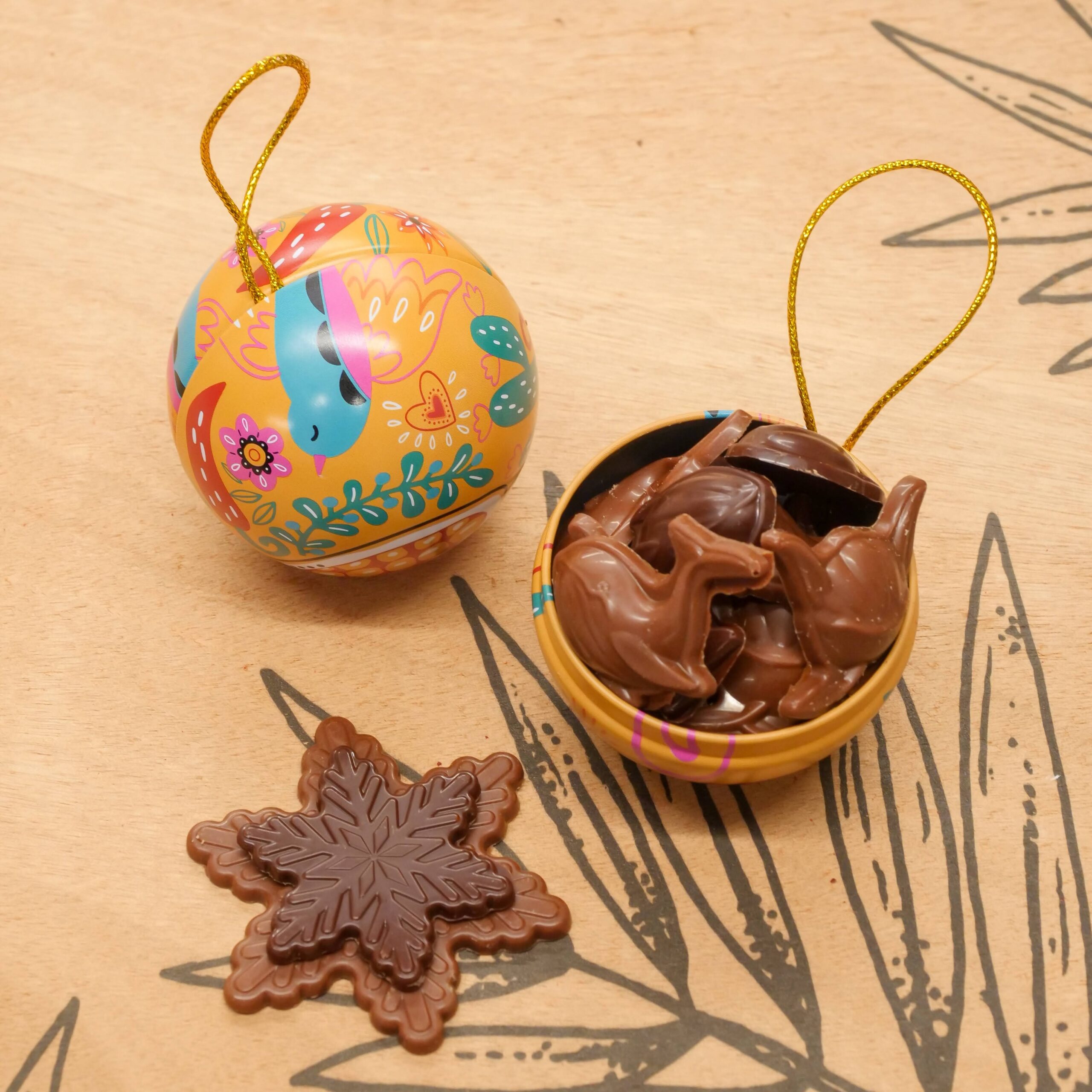 Boule de Noël garnie de flocons et petites baleines chocolat noir & lait – Image 2