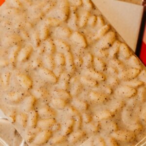 la tablette de chocolat blanc au riz au lait de La Baleine à Cabosse dans son emballage, avec un petit autocollant Refugee Food Festival