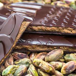 Baleine de Pâques chocolat noir fourrée au praliné pistaches